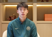 乐动体育在线-中国香港队宾纪文晒与王钰栋合影：赛后我第一时间向他道歉