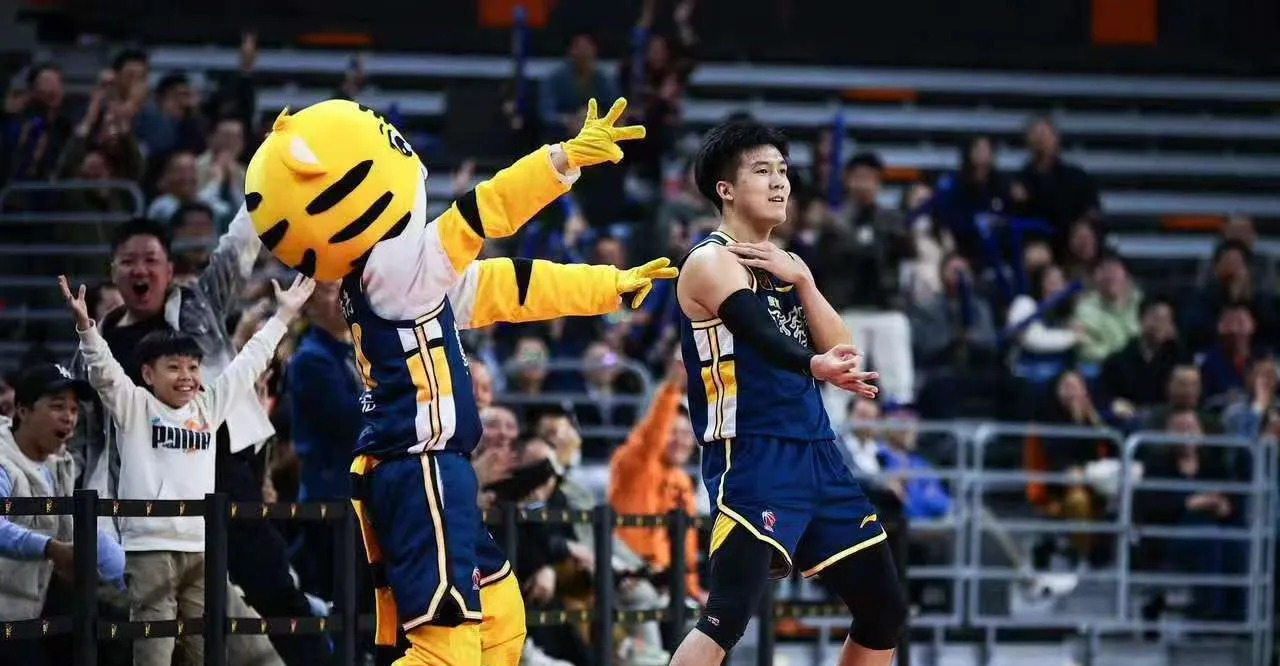 广东宏远队力争夺冠，壮志凌云再战球场的简单介绍