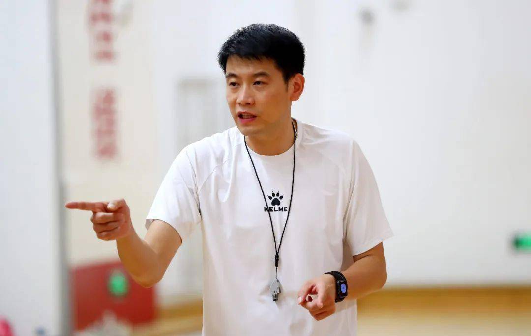 CUBAL的布鲁克斯教练！周鲁男暂停喊话球员：就算输也要抬起头的简单介绍