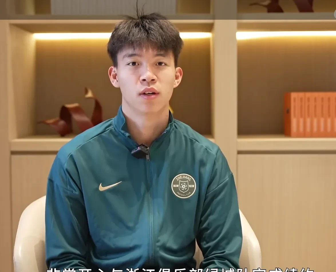 中国香港队宾纪文晒与王钰栋合影：赛后我第一时间向他道歉